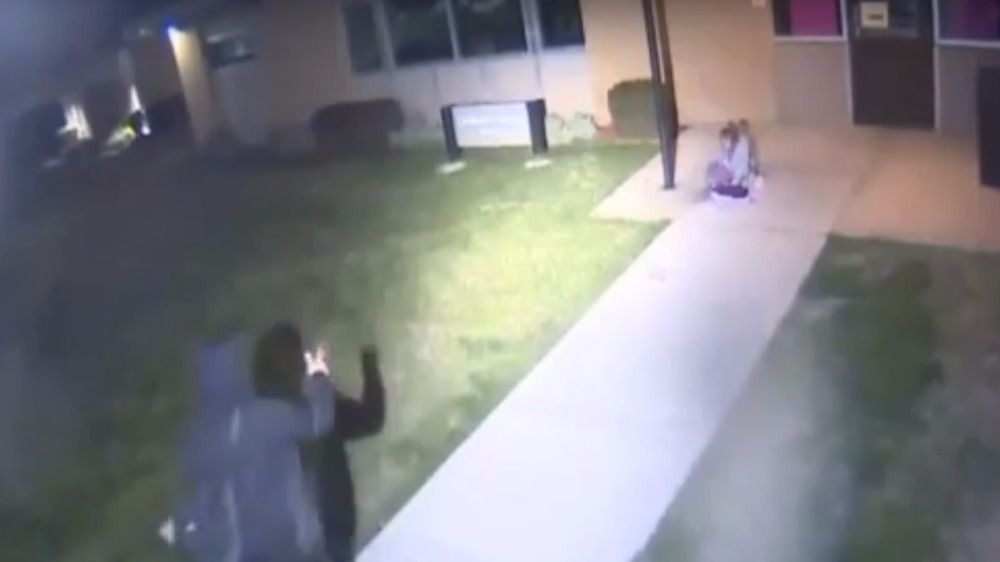 Un padre deja fuera de casa a su hija de 5 años con temperaturas gélidas