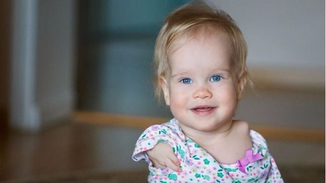 Una niña que nació sin brazos se vuelve una estrella de Facebook