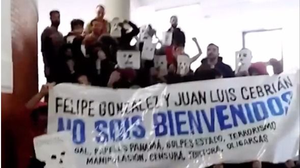 200 estudiantes obligan a cancelar una conferencia de Felipe González