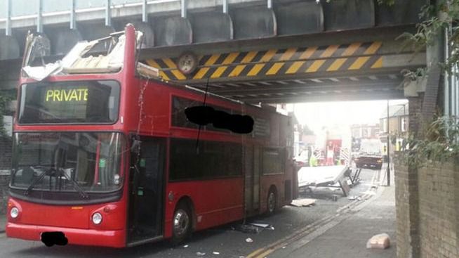 25 heridos al chocar un autobús de dos pisos contra un puente en Londres