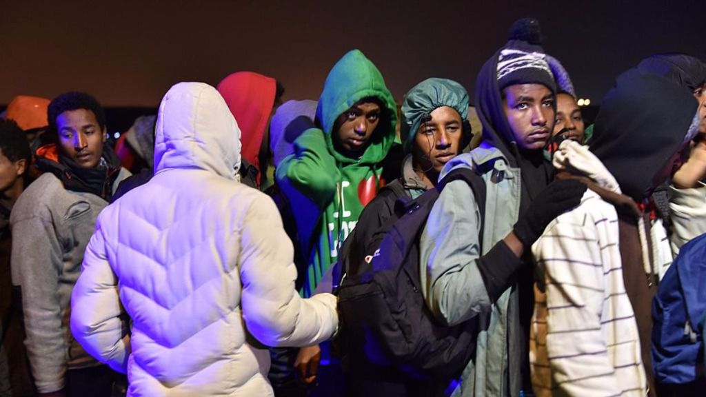 Comienza la evacuación del campo de inmigrantes de Calais