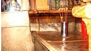 Retirada por primera vez la losa de la tumba de Cristo