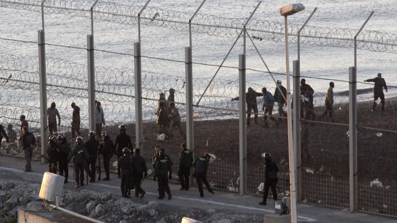 200 inmigrantes intentan entrar en Ceuta y unos 15 lo logran