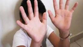 15 meses de cárcel a una profesora por meter a un niño en la basura