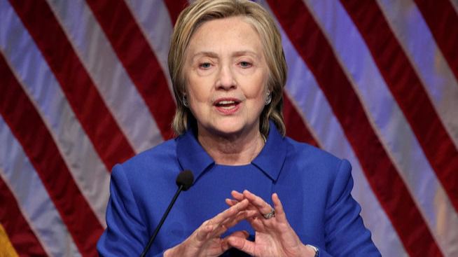 Clinton reaparece desmejorada: 'No he querido salir de casa'