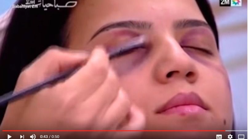 Una televisión enseña a mujeres maltratadas a maquillarse los golpes