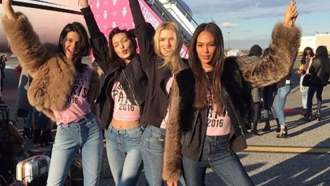 Los ángeles de Victoria's Secret aterrizan en París