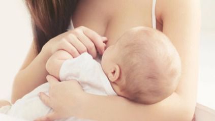 Demanda al hospital después de que otra mujer amamantara a su bebé