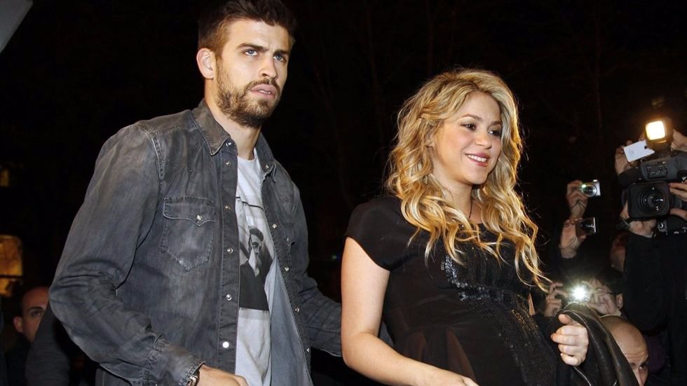 Piqué agrede a una periodista ante la pasividad de Shakira