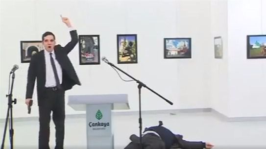Un policía asesina al embajador ruso en Turquía