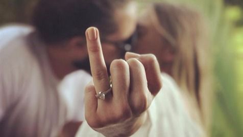 Margot Robbie confirma su matrimonio con una peineta