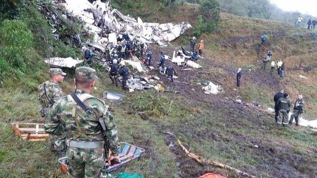 El avión del Chapecoense tenía poco combustible y demasiado peso