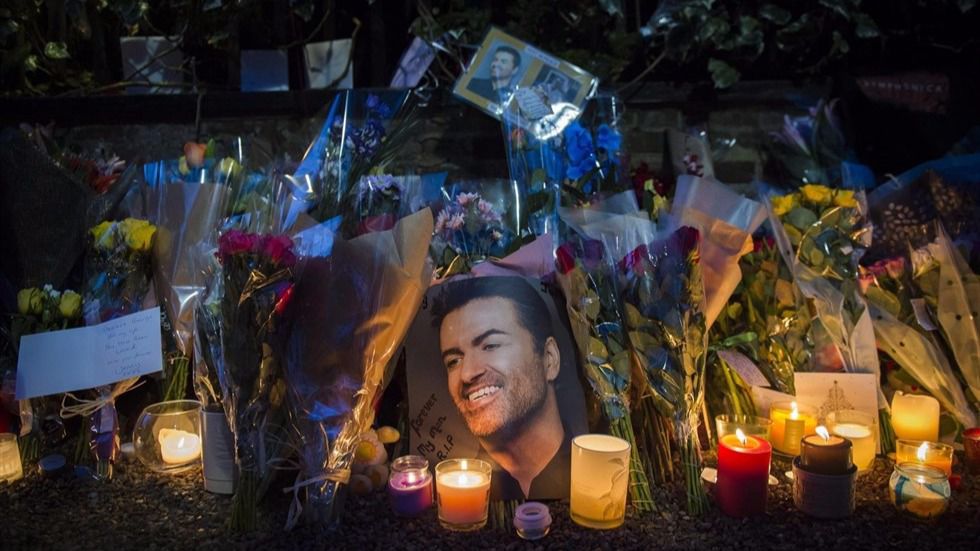 Ramos de flores y velas como muestra de duelo por George Michael