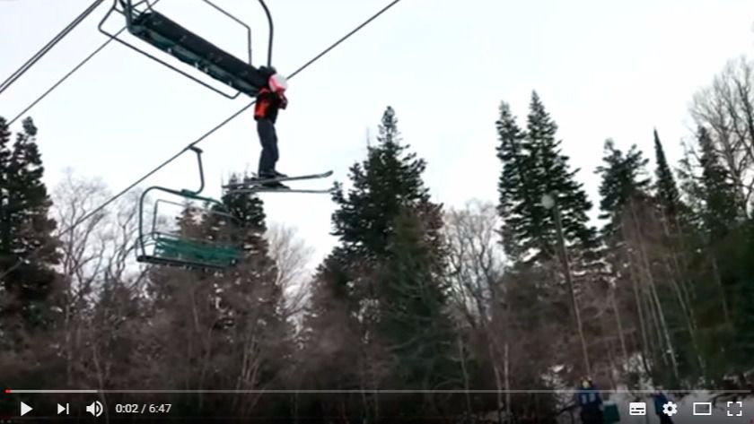 Un niño se queda colgado en un telesilla a 8 metros de altura