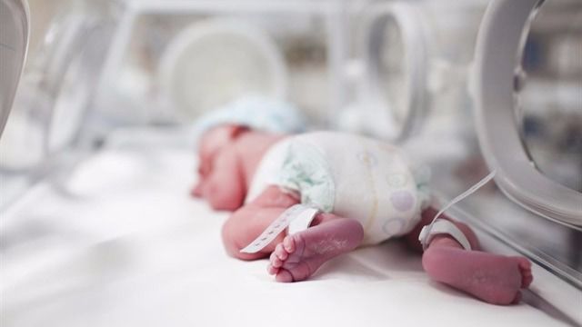 Se enfrenta a 12 años de cárcel por bañar a su bebé en agua hirviendo