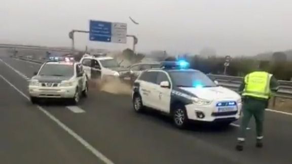 Conduce 40 kilómetros en sentido contrario y embiste a la Guardia Civil