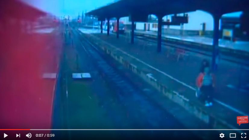 Lanza a una anciana en silla de ruedas a las vías del tren y la golpea