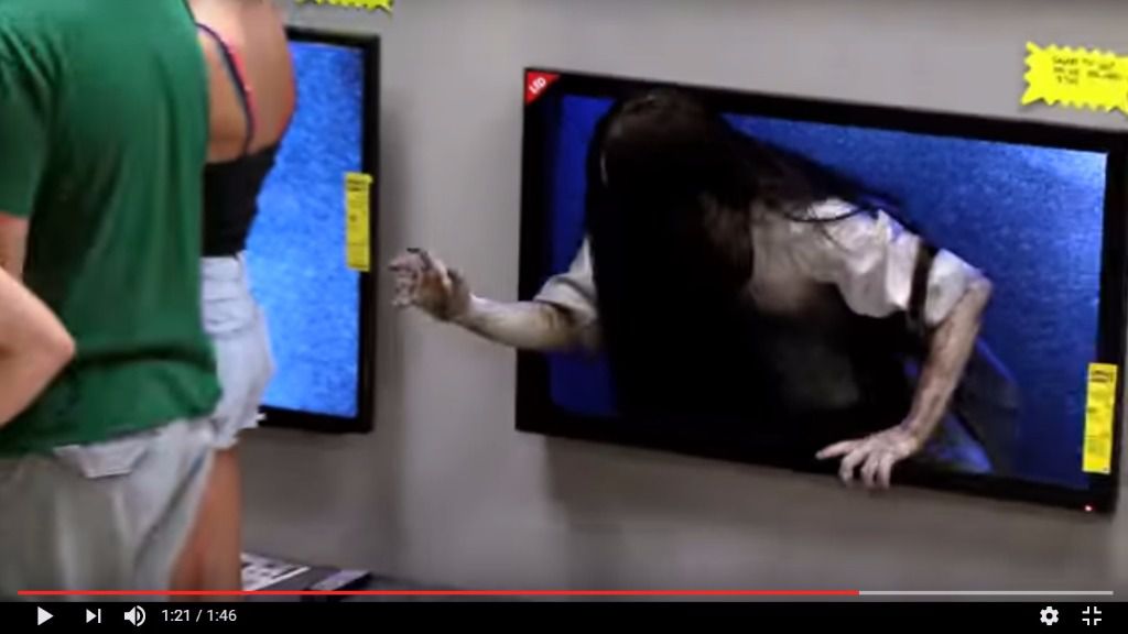 La broma de la niña de The Ring saliendo de la tele se vuelve viral en Internet
