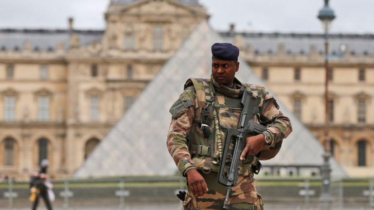 Un soldado dispara a un hombre cuando entraba al Louvre con una maleta
