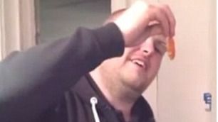 Cárcel para 2 jóvenes por comerse un pez vivo y difundirlo en Facebook