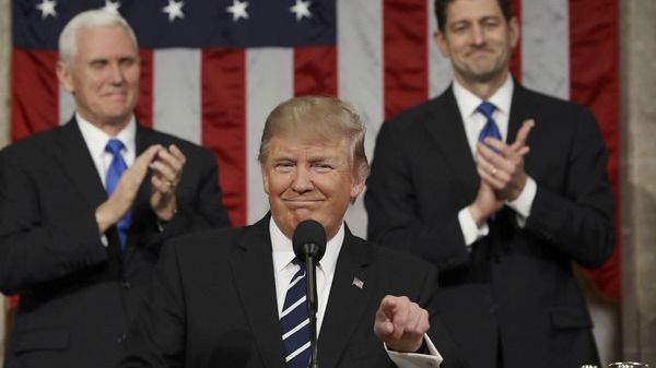 Trump carga de tópicos su primer discurso ante el Congreso
