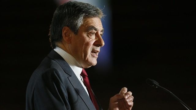 Fillon no se retira pese a su imputación