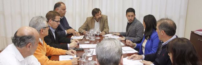Cabildo y Ejecutivo repasan el estado de las 25 obras en la Isla