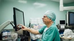 Un médico mallorquín posee el único robot para cirugía vertebral de España