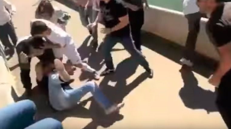Hubo patadas, puñetazos e insultos