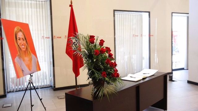Masiva afluencia a la capilla ardiente de Carme Chacón