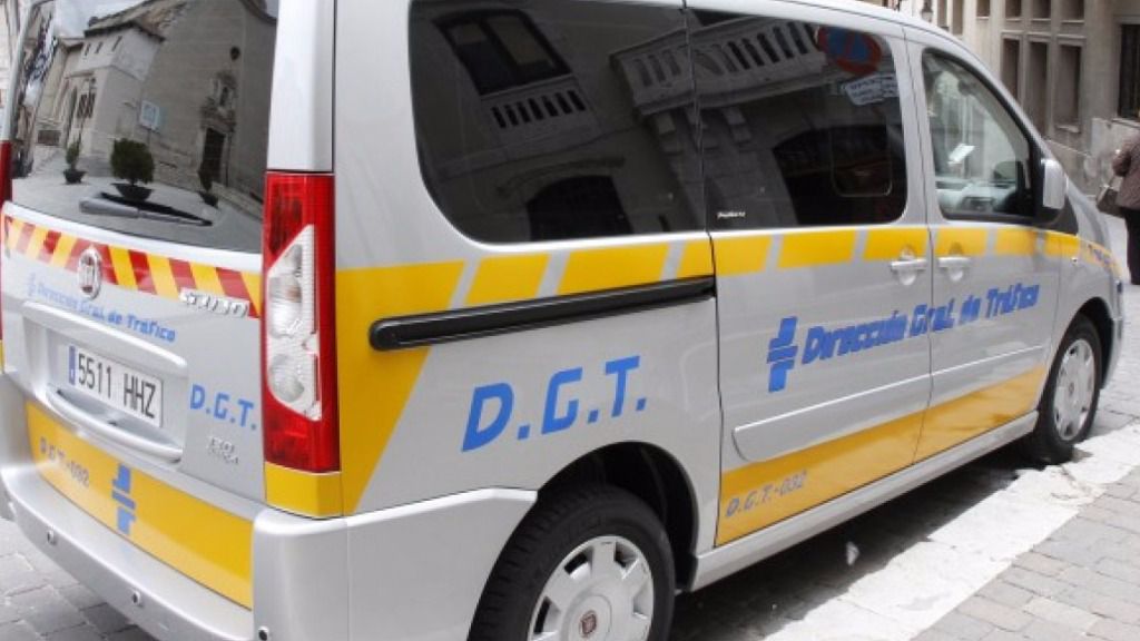 Un vehículo de la Dirección General de Tráfico durante un control (imagen de archivo)