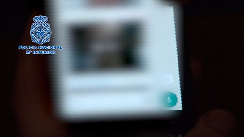 17 detenidos en España por la mayor red en WhatsApp de pornografía infantil