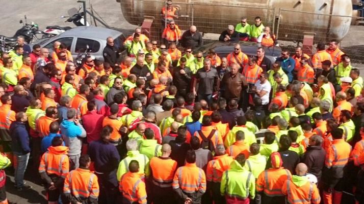 Los estibadores mantienen la huelga porque no se garantiza el empleo