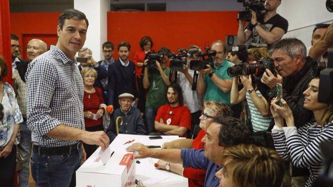 Pedro Sánchez depositando el voto