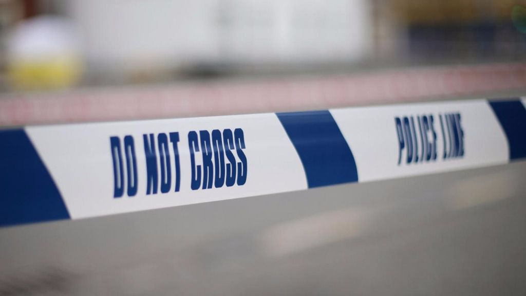 Un hombre con un cuchillo retiene a varios rehenes en Newcastle durante horas