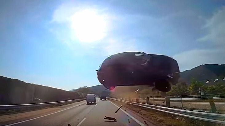 Espectacular accidente en Japón: un coche vuela y se estampa contra un autobús