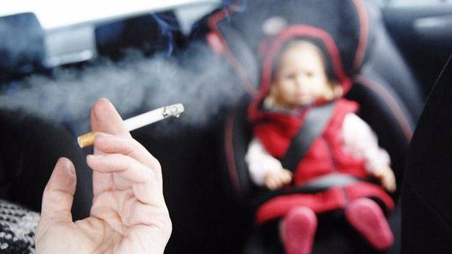 Los colegios de médicos proponen que se prohiba fumar en los coches donde viajen niños y embarazadas