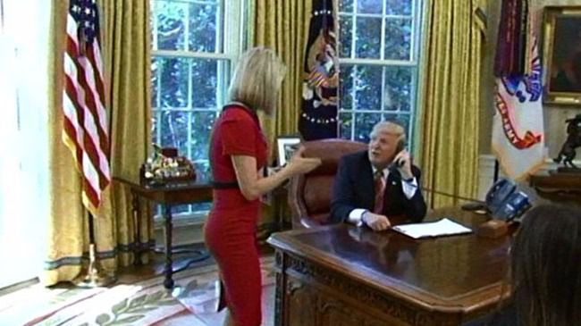 Trump interrumpe una llamada para conocer a una 'preciosa' periodista