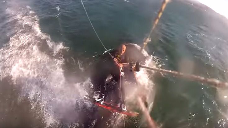 Está haciendo kitesurf y se le cruza una ballena jorobada