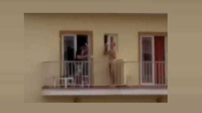 Se ducha desnudo a plena luz del día en el balcón de un hotel de s'Arenal