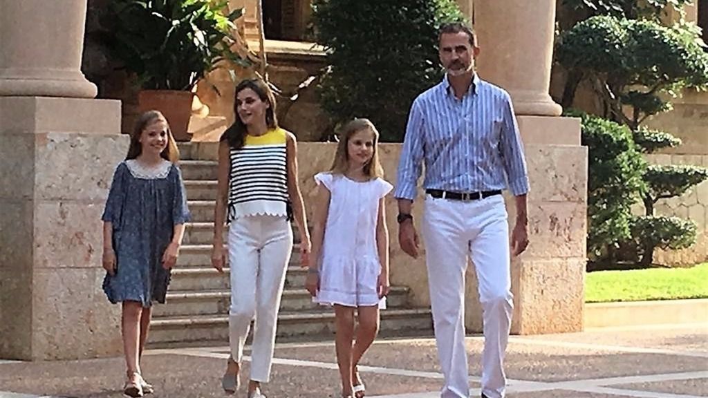 Los Reyes dan protagonismo a sus hijas en el posado de Marivent