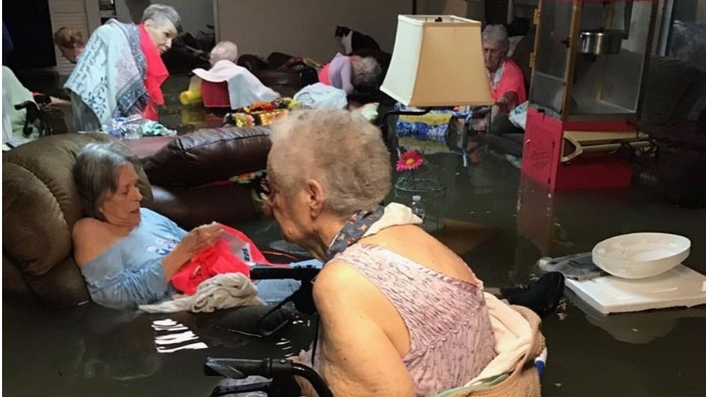 El paso de Harvey deja decenas de ancianos atrapados por el agua