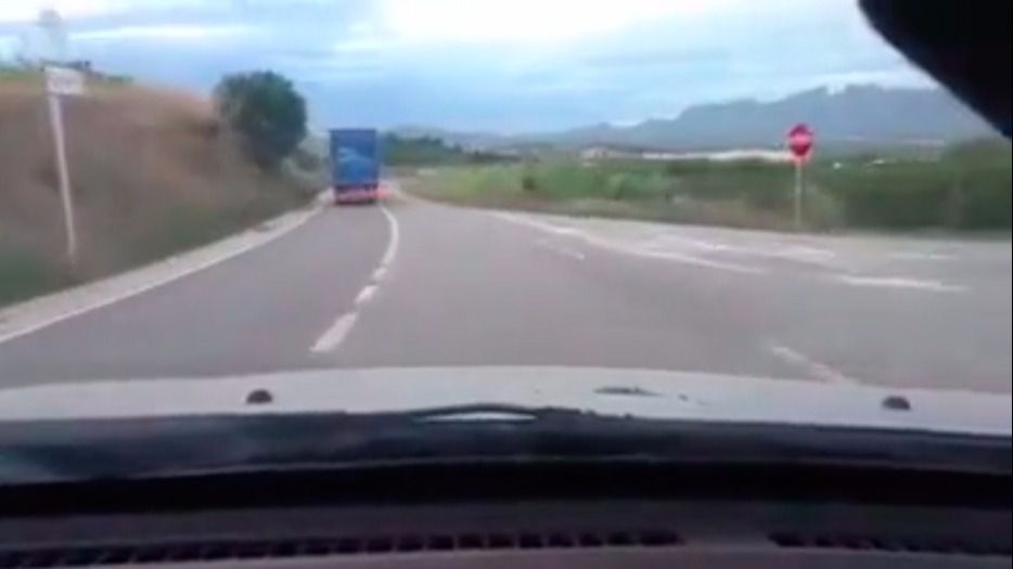 Un conductor graba las temeridades de un camionero al volante