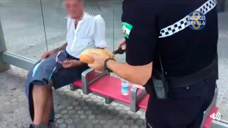 La curiosa ayuda de un policía a un indigente desfallecido que triunfa