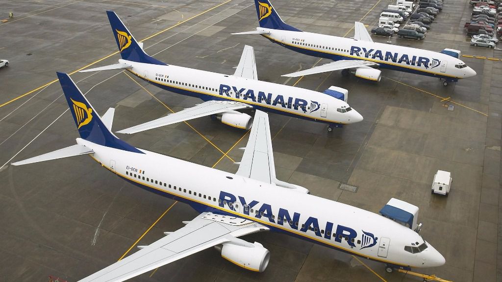 Ryanair reducirá la tarifa de facturación por maleta pero limita subir 2 bultos
