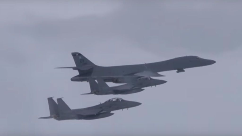 Bombarderos americanos vuelan al límite del espacio aéreo de Corea del Norte