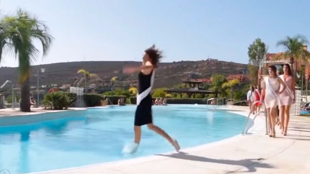 La caída a la piscina de una candidata a Miss Universo se vuelve viral