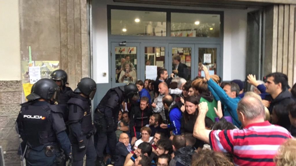 Las cargas policiales y la insólita votación marcan la jornada en Cataluña