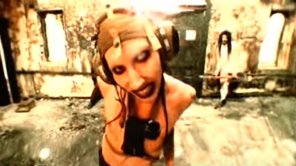 Marilyn Manson cancela gira tras ser aplastado por dos pistolas gigantes