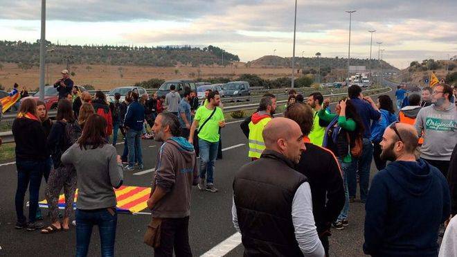 La huelga general en Cataluña arranca con cortes de carreteras y autopistas
